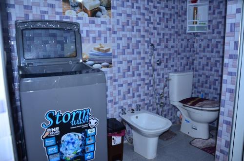 une console de jeux vidéo dans une salle de bain avec toilettes dans l'établissement Apartment Medina Fes, à Fès