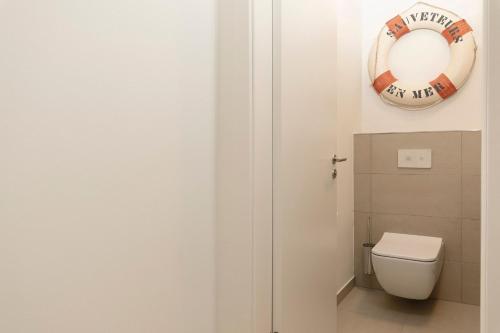 a bathroom with a toilet and a mirror on the wall at Meerlust in Scharbeutz