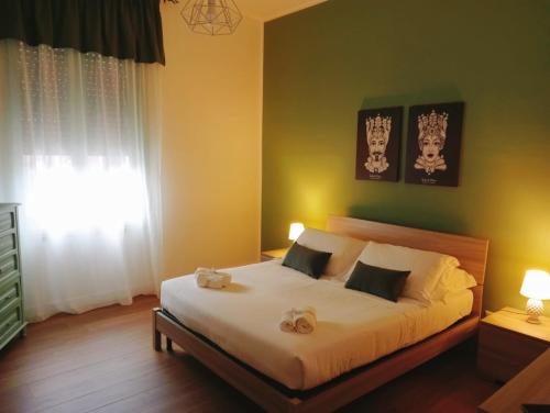 a bedroom with a bed with two roses on it at Sicilia nel Cuore Apartment in Cassibile