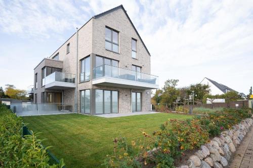 a large brick house with a large yard at Meerlust in Scharbeutz