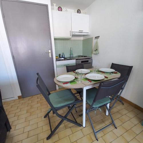 une cuisine avec une table et des chaises dans une pièce dans l'établissement 