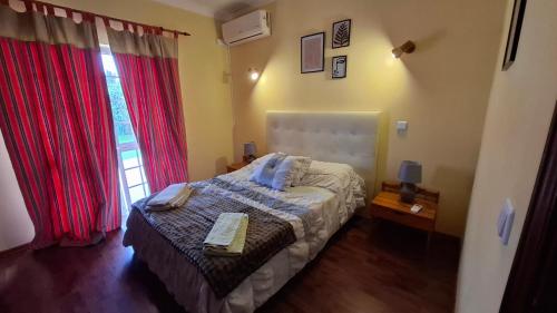 Ένα ή περισσότερα κρεβάτια σε δωμάτιο στο Casa da Vinha Azeitão