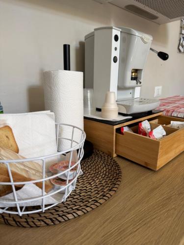 une cuisine avec une cafetière et un panier de serviettes dans l'établissement Il Vicolo, à Caltagirone