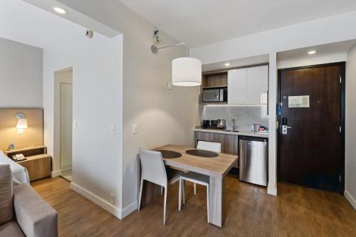 Una cocina o cocineta en Staybridge Suites São Paulo by IHG