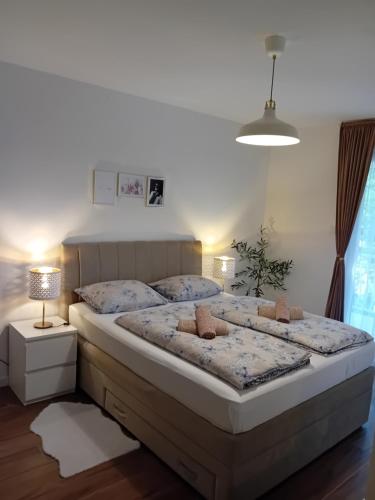 Un dormitorio con dos camas y una lámpara. en Nice vacation, en Poreč