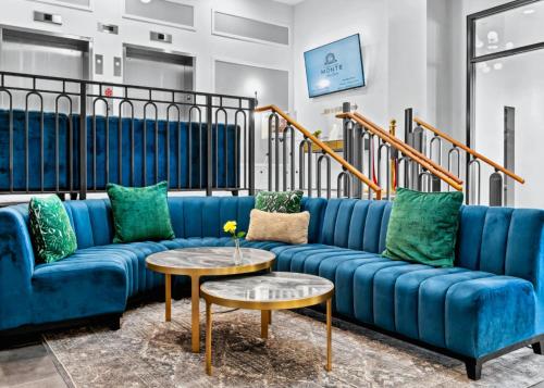 Ein Sitzbereich in der Unterkunft Hotel Indigo - Omaha Downtown by IHG