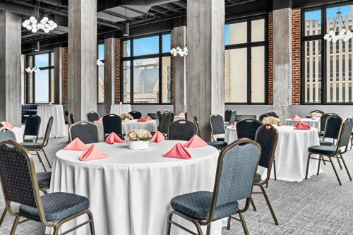 Ein Restaurant oder anderes Speiselokal in der Unterkunft Hotel Indigo - Omaha Downtown by IHG 