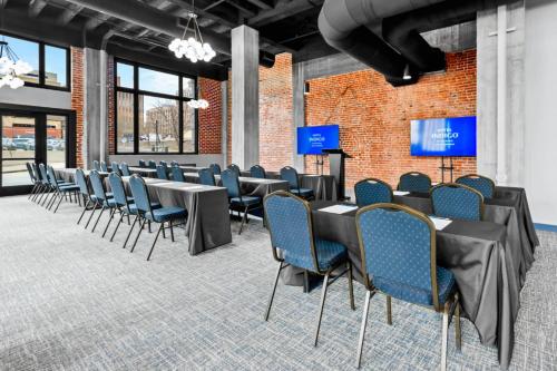 Der Geschäftsbereich oder Konferenzraum in der Unterkunft Hotel Indigo - Omaha Downtown by IHG