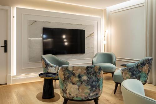 a waiting room with chairs and a flat screen tv at Alojamento da Vila Golden in Valença