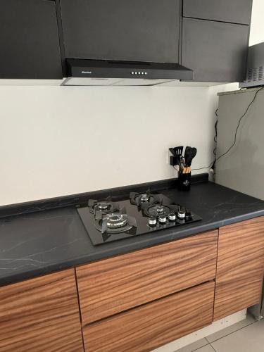 a kitchen with a stove top in a kitchen at Departamento in Naranjo