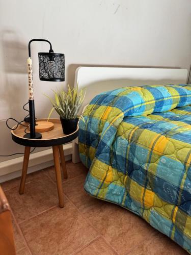 - une chambre avec un lit et une table à côté d'un lit dans l'établissement Il Vicolo, à Caltagirone