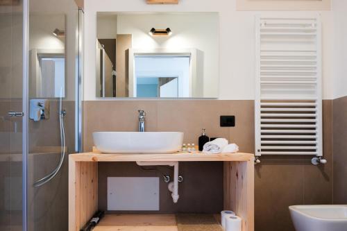 Et badeværelse på Costa Blu-Pool and Terrace with Lake View