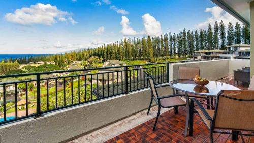 ein Balkon mit Tisch und Stühlen und Blick auf das Meer in der Unterkunft Kapalua Golf Villa 23V3 in Kapalua