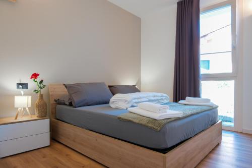 En eller flere senge i et værelse på Costa Blu-Pool and Terrace with Lake View