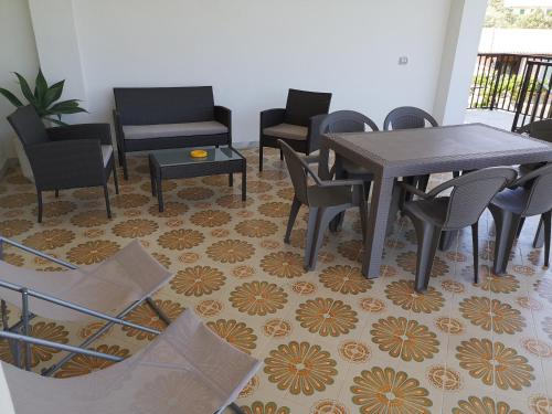 a dining room with a table and chairs at Villa Leuka San Lorenzo in San Lorenzo