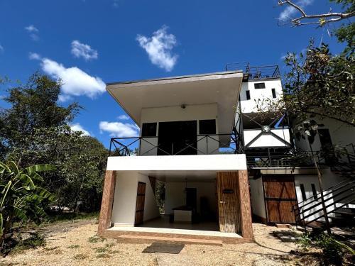Φωτογραφία από το άλμπουμ του Casa Natura 360, secteur Tamarindo, piscine, yoga, gym, jungle et paix σε Cañafístula