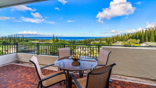 eine Terrasse mit Tisch und Stühlen auf einem Balkon in der Unterkunft Kapalua Golf Villa 23V3 in Kapalua