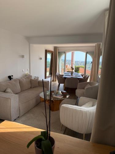 un salon avec un canapé et une table dans l'établissement Les Bleuets 1049, à Grimaud