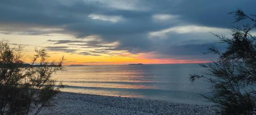 Agapi Studio Acharavi à 50m de la mer, 400m du centre ville