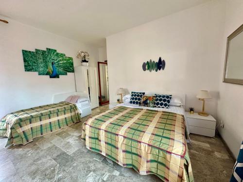 - une chambre avec deux lits, un canapé et une table dans l'établissement Penthouse Salus sea view terrace, à Lido di Ostia