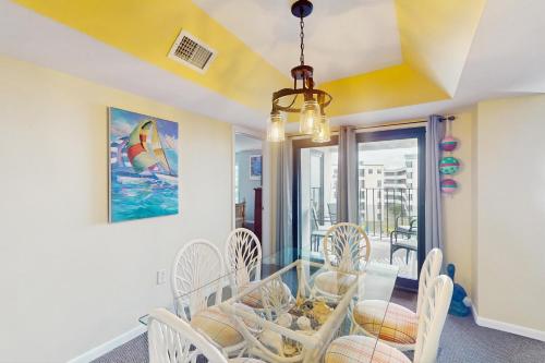 ein Esszimmer mit Tisch und Stühlen in der Unterkunft Summer Winds Unit #407 in Indian Beach