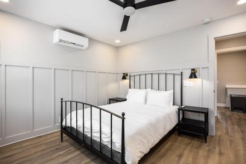 a bedroom with a bed and a ceiling fan at The Nomad by AvantStay in Nashville