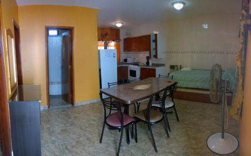 a kitchen and dining room with a table and chairs at Apart Ma & Cris in Termas de Río Hondo