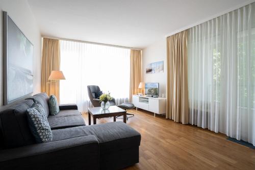 沙博伊茨Haus Meeresstrand Buddelschiff的客厅里有一张沙发和一张桌子。