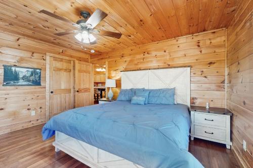 a bedroom with a bed and a ceiling fan at NautiPine Lodge in Sevierville