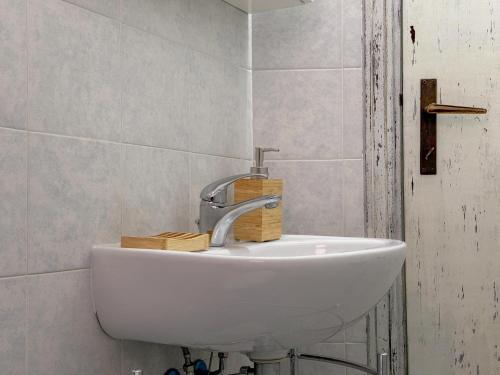 Ένα μπάνιο στο Stintino Center - Wi-Fi & Private Parking by Host Hero