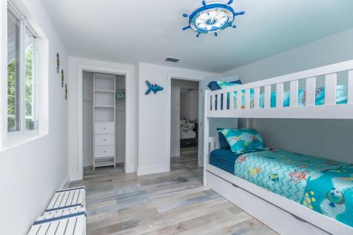 Postel nebo postele na pokoji v ubytování Fully Remodeled 3 Bedroom Waterfront home with Boat Dock and Boat Lift