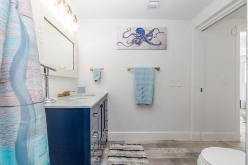 Koupelna v ubytování Fully Remodeled 3 Bedroom Waterfront home with Boat Dock and Boat Lift