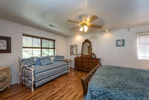 - une chambre avec un lit et un ventilateur de plafond dans l'établissement Inside Yosemite Mountain Beauty, à Yosemite West