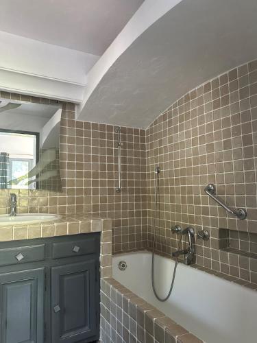 une salle de bain avec douche et baignoire dans l'établissement Vivre Sainte-Maxime à pieds, à Sainte-Maxime