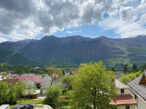 Vista generica sulle montagne o vista sulle montagne dall'interno dell'appartamento