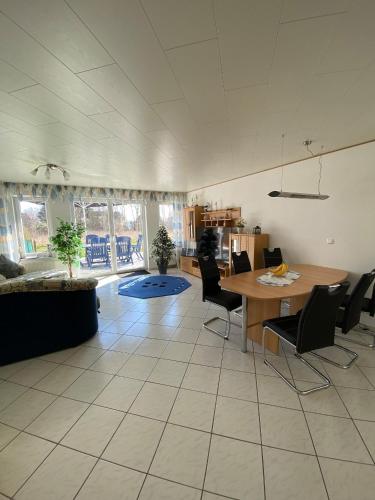ein Wohnzimmer mit einem Tisch und Stühlen in einem Zimmer in der Unterkunft Haus Paradieskoppel 9223 - Bannesdorf in Niendorf