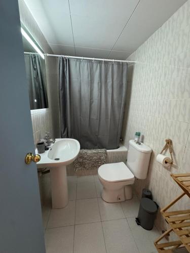 a bathroom with a toilet and a sink at Appartement proche Port dans le Centre ville in Girona