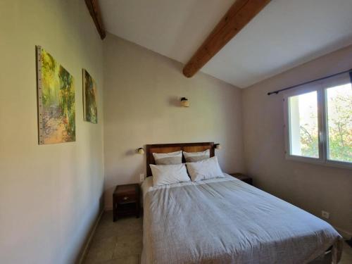 Postel nebo postele na pokoji v ubytování L'Oustalet des Vignes