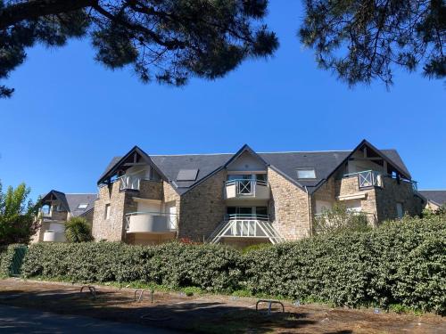 una grande casa in mattoni con tetto nero di Aurénoë à Carnac Plage a Carnac