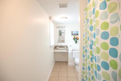 un baño con inodoro y lavabo en Cape Colony Inn, en Provincetown
