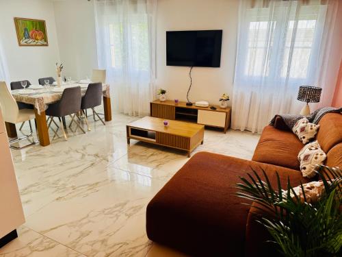 un salon avec un canapé et une table dans l'établissement Trigone Premium 4 Stars, à Montpellier