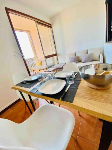 - une table avec des chaises et un bol en haut dans l'établissement Ô Restanque, à Six-Fours-les-Plages