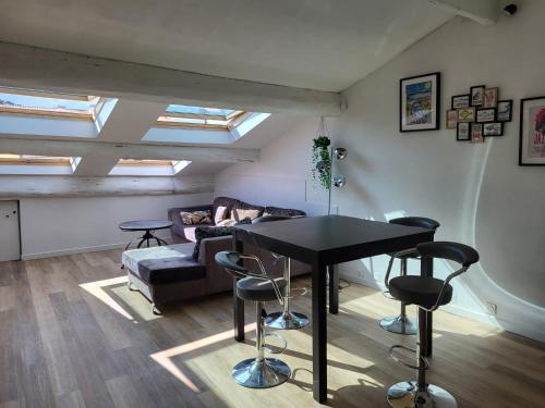 un salon avec une table et un canapé dans l'établissement Sete - Entre ciel et mer, à Sète