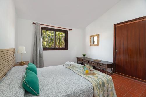 een slaapkamer met een bed en een raam bij Villa del Mar Palm Mar in Palm-mar