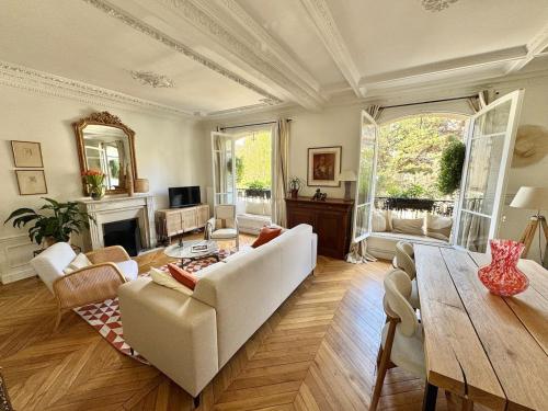 un salon avec un canapé blanc et une table dans l'établissement Premium stay in Asnières, close to Paris, à Asnières-sur-Seine