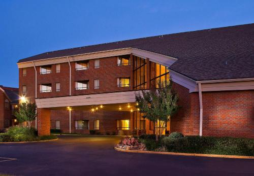 a large brick building with a parking lot in front of it at Sonesta Simply Suites Memphis East Poplar Pike in Memphis