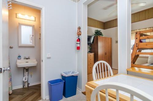 キュリビーチにあるPetersons Apt A by Bryant Real Estateのシンクと二段ベッドが備わる小さな客室です。