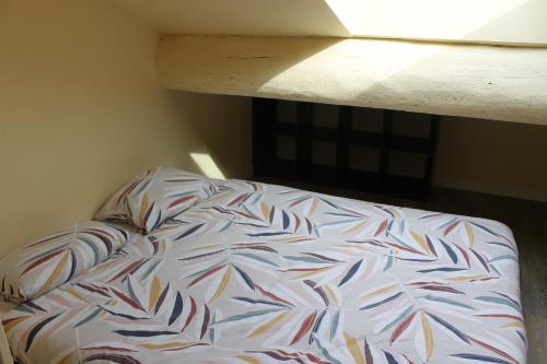 - un lit dans l'angle de la chambre dans l'établissement Sete - Entre ciel et mer, à Sète