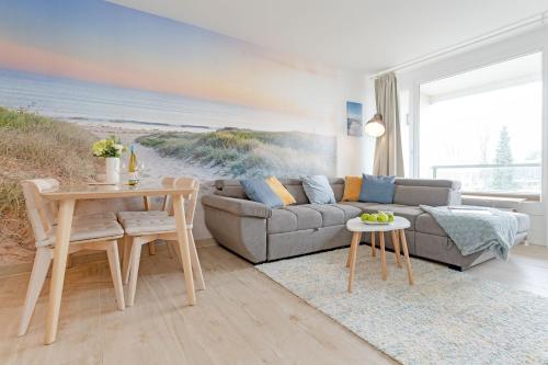 沙博伊茨Haus Meeresstrand Wohnung 106的客厅里有一张沙发和一张桌子。