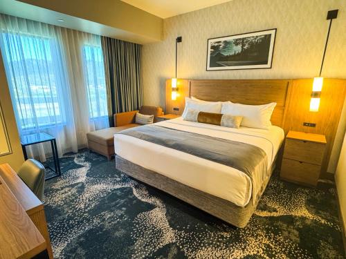 une chambre d'hôtel avec un grand lit et un canapé dans l'établissement Rain Rock Casino Resort Hotel, à Yreka